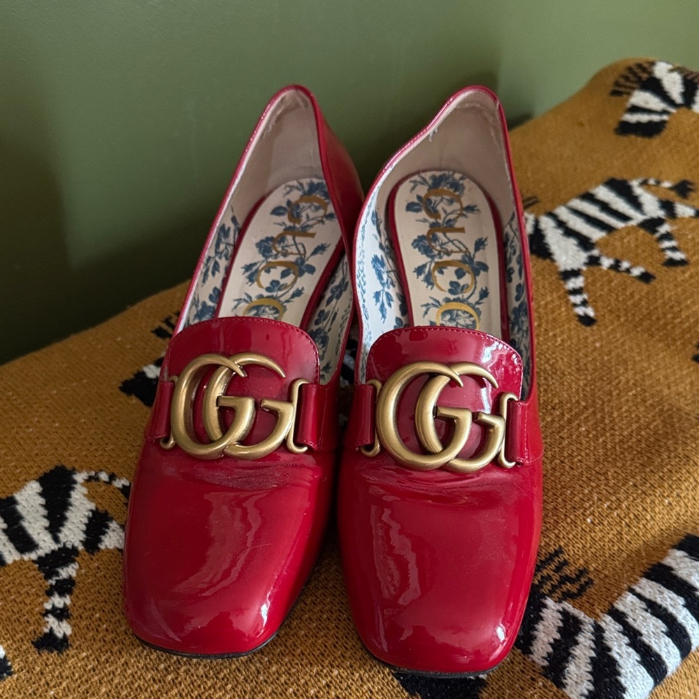 Gucci Red Patent Leather Flats with Gold Logo